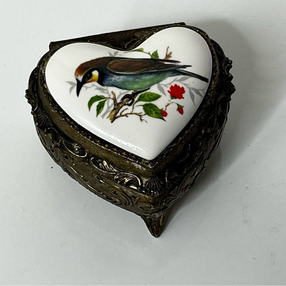 Sankyo Japan Footed Heart Gilded‎ Pattern Painted Music Box Plays "Love Story"